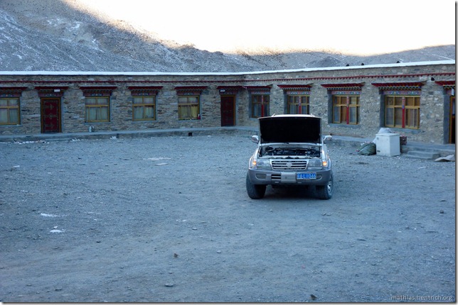 101105_P1020354_China, in Tibet, Mount Everest Region, Gasthaus, defekter Jeep