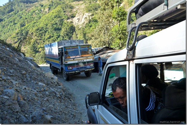 101106_P1020486_Nepal, nach Kathmandu, unterwegs, enge Straße