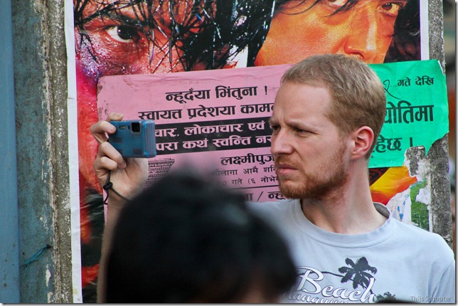 101110_TS-IMG_2739_Nepal, Kathmandu, unterwegs, Mathias, kritischer Blick