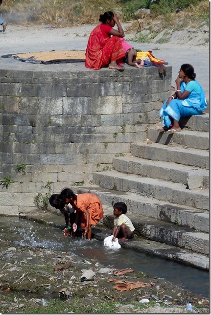 101111_P1020643_Nepal, Kathmandu, Pashupatinath Krematorium, Fluss, waschende Kinder