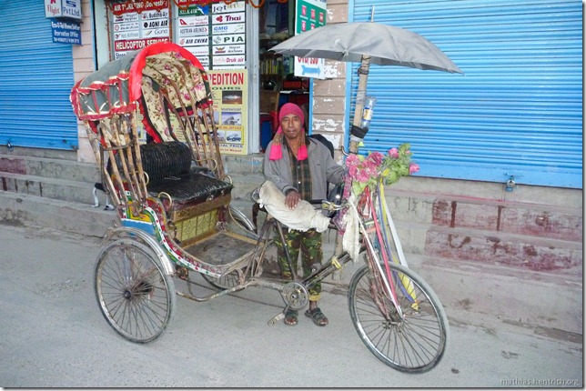 101112_P1020714_Nepal, Kathmandu, Thamel, Rickshaw nach Bushaltestelle