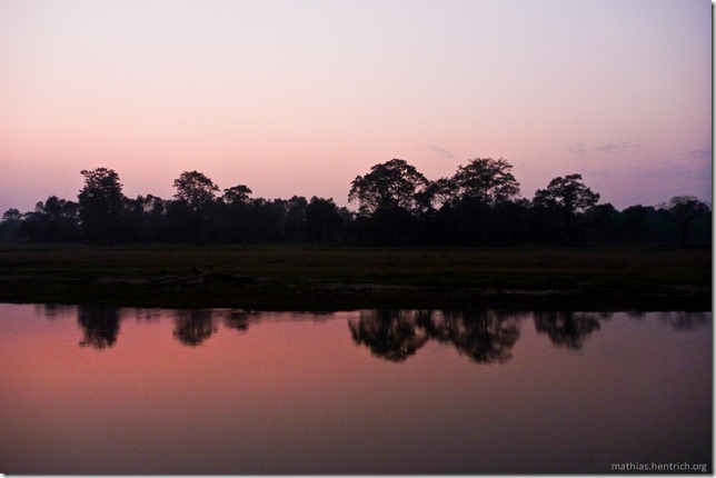 101112_P1020774_Nepal, Chitwan Nationalpark, vor Dschungel, Fluss, Dämmerung