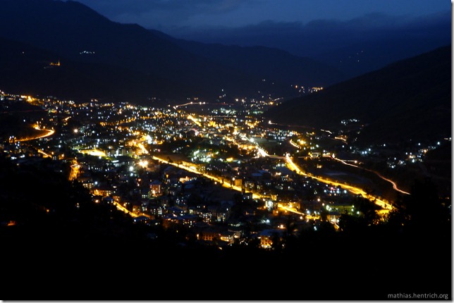 101119_P1030428_Bhutan, Thimphu, Aussichtspunkt, Stadt bei Nacht