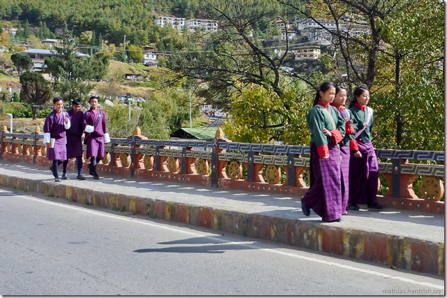 101120_P1030489_Bhutan, Thimphu, Straße, Schulkinder