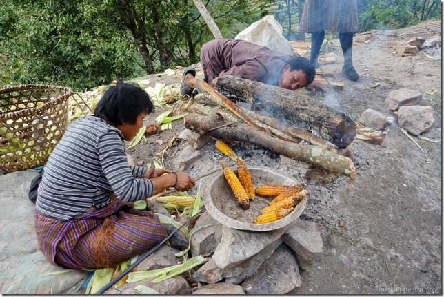101120_P1030500_Bhutan, , unterwegs, Mais-Snack