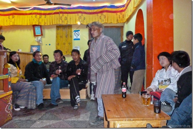 101122_P1030571_Bhutan, Paro, Karaoke-Club, Gesellschaft