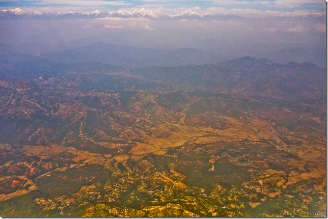 101122_P1030693_Nepal, Kathmandu-Tal, im Flugzeug, Aussicht, Tal Himalaya